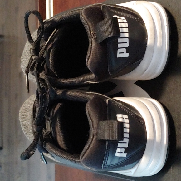 Boys Puma Sneakers Size 5 - Picture 3 of 5